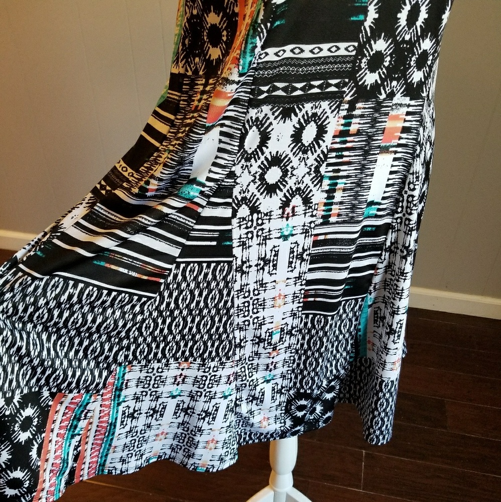 Sleeveless v neck dress - Picture 5 of 8